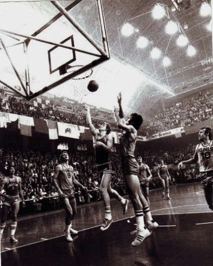 Innocenti - Ignis giocata al Palalido di Milano nella stagione 1973/74. Si riconoscono da sinistra Bariviera (9), Morse (9), Benatti, Meneghin, Rusconi, Brosterhous, Ossola 10.